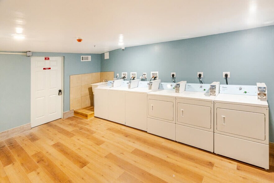 Building Photo - 1384 Ridge Ave