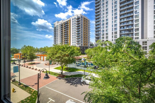 Building Photo - 2 Harbor Point Road South-SI FL3-ID1588129P
