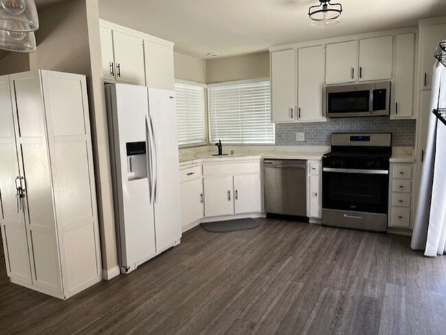 Building Photo - 3 Bed 2 Bath House located in the Heart of Tehachapi! Available 3/1/2026!