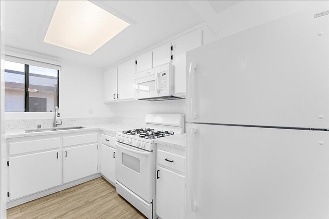 Building Photo - 631 E Elk Ave