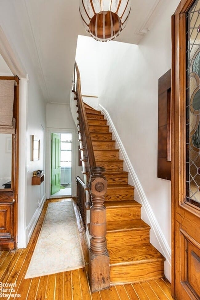 Building Photo - Townhouse Treasure