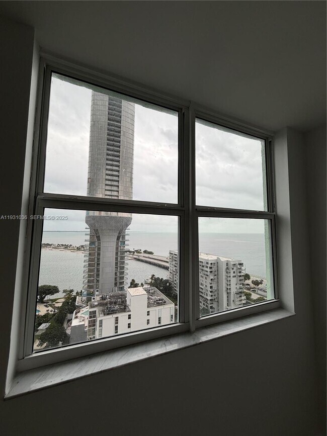 Building Photo - 2475 Brickell Ave