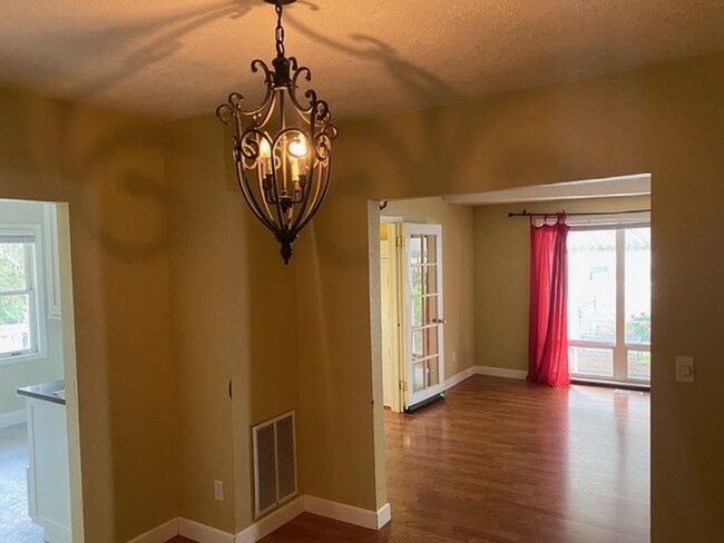 Building Photo - UNIVERSITY LIVING - Beautiful 5 Bedroom Ho...