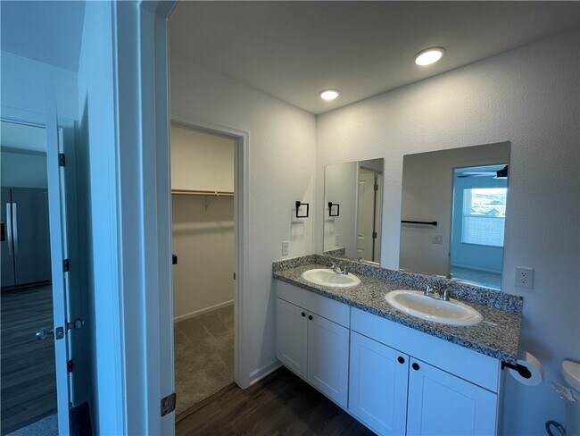 Building Photo - 2345 Tapatio Dr