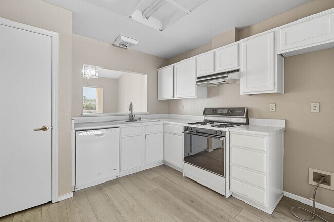 Building Photo - 55+ Age Qualified Community! Sun City Summerlin!!