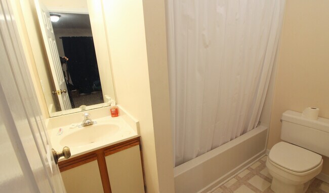 Building Photo - Super Peaceful 2 Bedroom / 2 Bathroom Town...