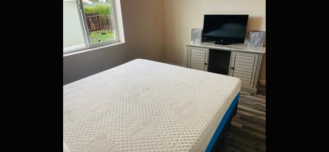 Building Photo - 246 W Maple St