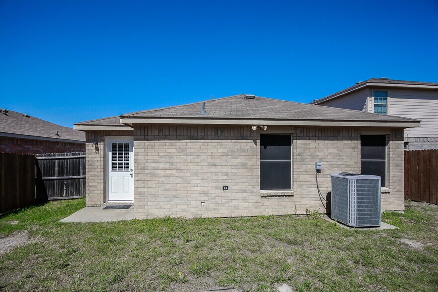 Building Photo - 1172 Tomahawk Dr