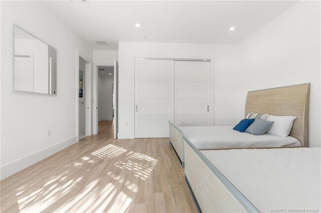 Building Photo - 55 SE Seminole St