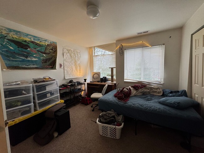 Building Photo - 3 Bed 1.5 Bath Townhouse w/ Garage Close t...