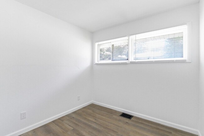 Building Photo - 9835 Winkler Dr