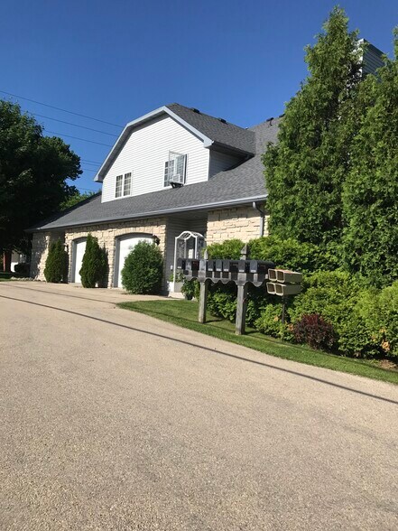 Primary Photo - 2457 N Lynndale Dr