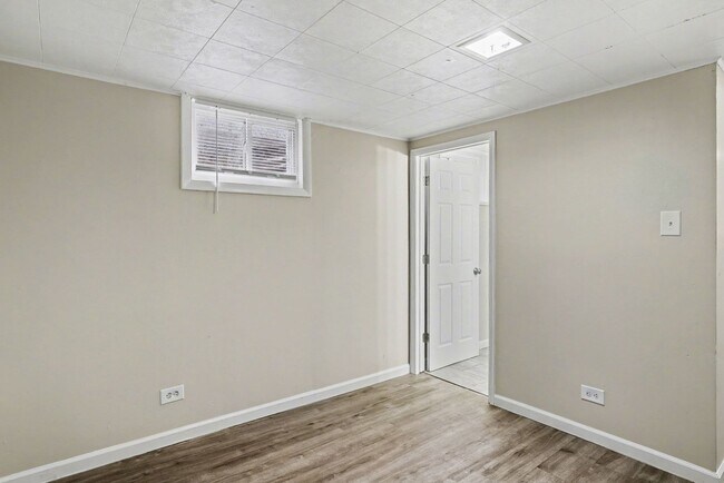 Building Photo - Front Unit - Duplex - 4bed 2bath - Finished Basement!