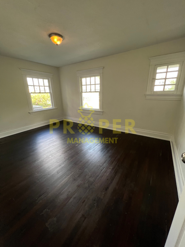 Building Photo - 5 bedrooms 2 full bathrooms for rent in Da...