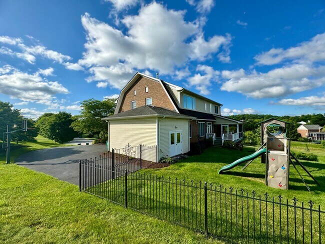 Building Photo - Charming Wyatt Farms Home with Stunning Vi...