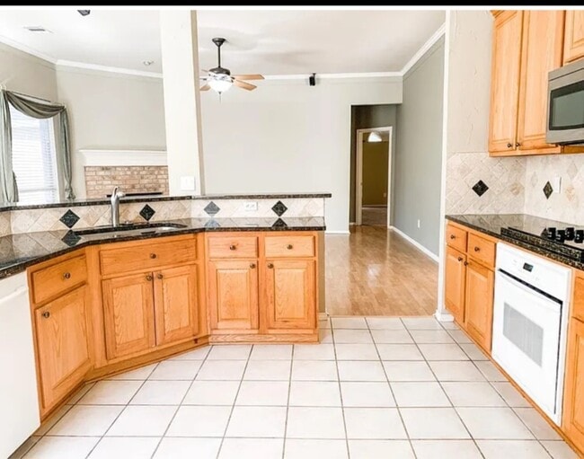 Building Photo - 9229 Daystar Dr