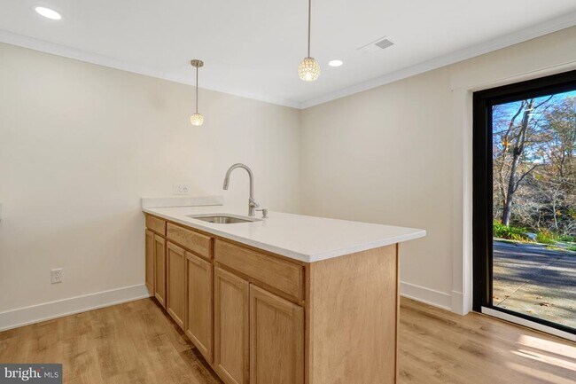 Building Photo - 6120 Beachway Dr