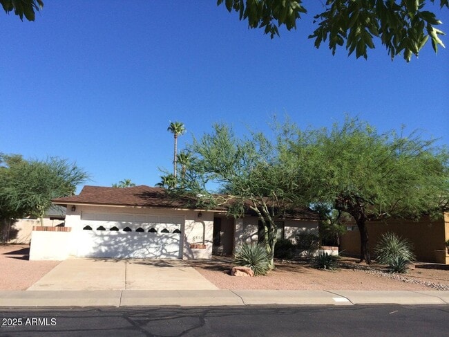 Building Photo - 8878 E Sheena Dr