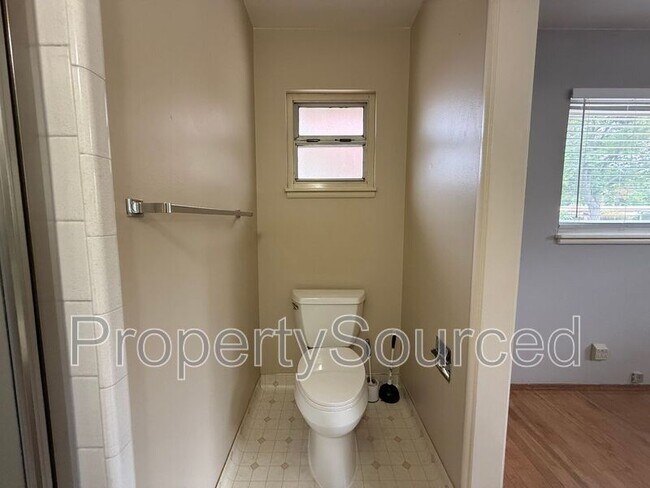 Building Photo - 1537 Maplewood Dr