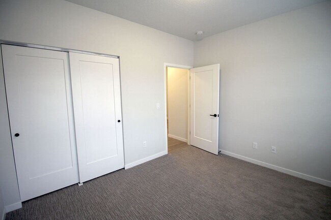 Building Photo - 2206 Rocky Ln