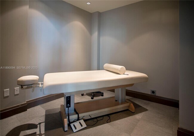 Building Photo - 2525 SW 3rd Ave