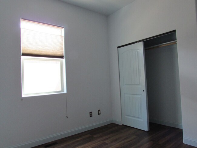 Building Photo - 2096 Two Wood Dr