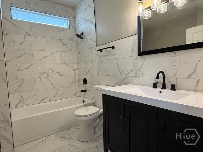 Building Photo - 728 W 39th St