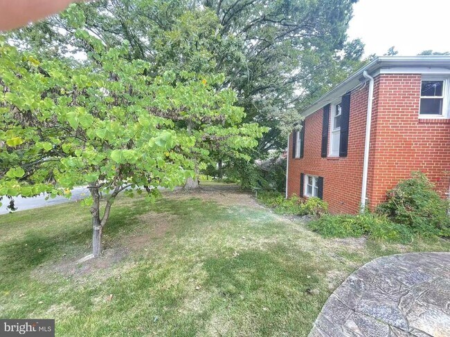 Building Photo - 7325 Radcliffe Dr