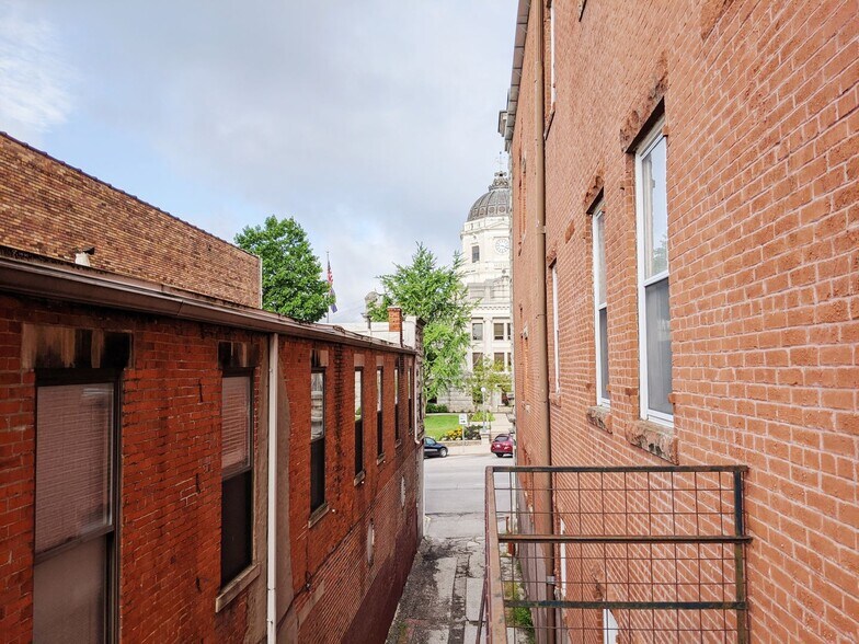 Building Photo - Redmen - Residential