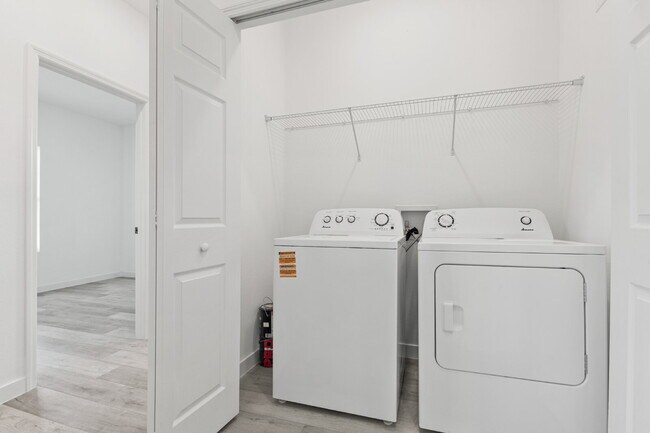 Building Photo - Stylish & Spacious 3 Bedroom Home in Prime Location!