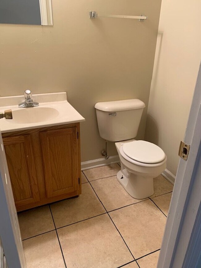 Building Photo - 20 Bedroom, 2 bath home located close to Downtown Nicholasville, KY