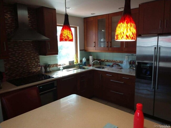 Building Photo - 570 Church Ave