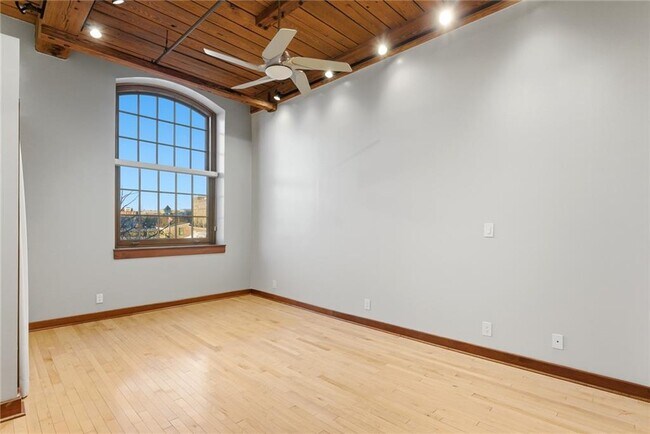 Building Photo - 555 S Water St