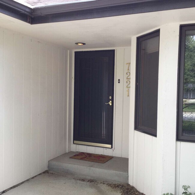 Building Photo - 7221 Hyperion Point Dr