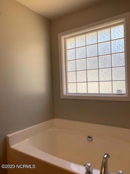 Building Photo - 862 Blue Bird Dr