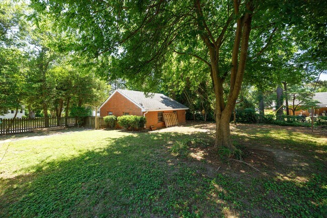 Building Photo - Beautiful 2 Bedroom Corner Lot of Park Ave! ***Available Late June 2026***