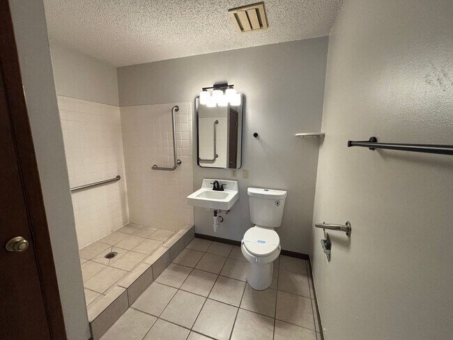 Building Photo - 2619 W 15th St N