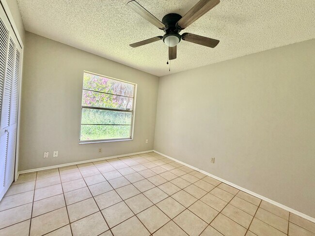 Building Photo - Spacious Home with Large Yard and Central Location! Close to Major Shopping and Dining!