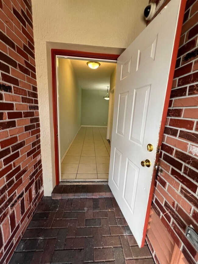 Building Photo - Lovely Townhome in Gate Community!