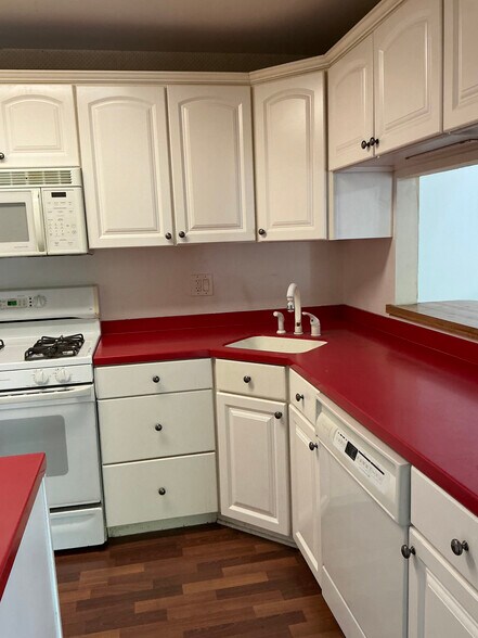Kitchen - 403 Stockton Ct