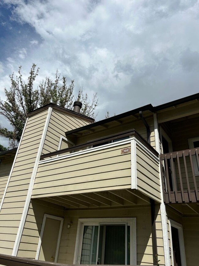 Building Photo - AVAILABLE 8/11 -  2 bed / 2 bath rennovate...