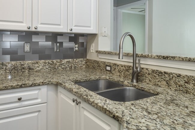 Building Photo - Brookhaven Condo