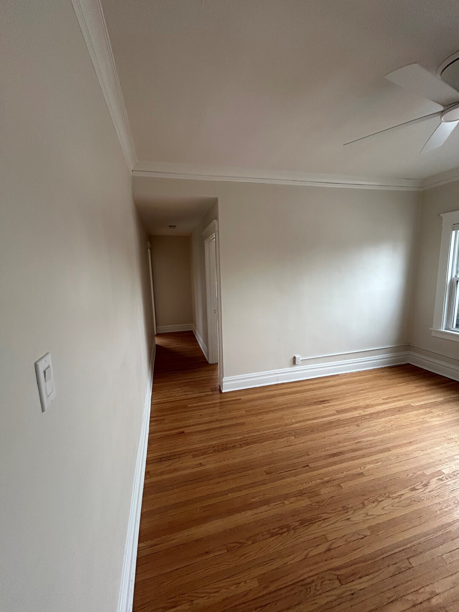 Family Room - 715 W Hillgrove Ave