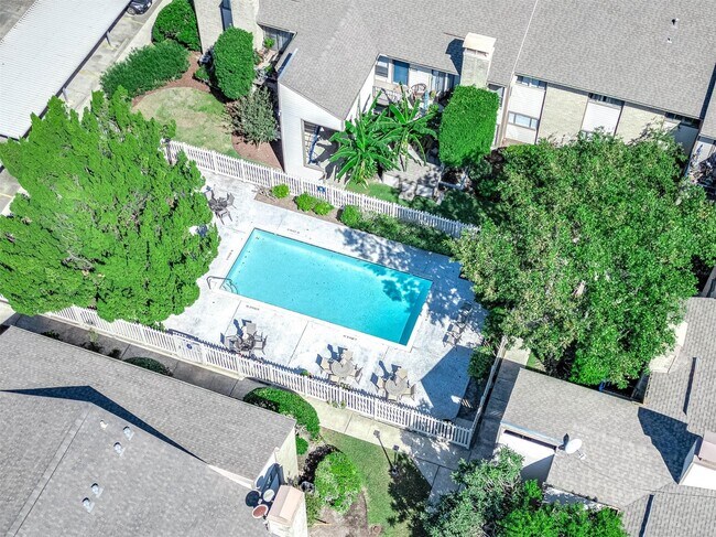 Building Photo - 7060 N Holiday Dr