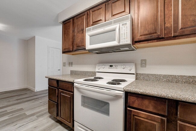 Building Photo - SINGLE BEDROOM CONDO IN GUARD GATED COMMUN...