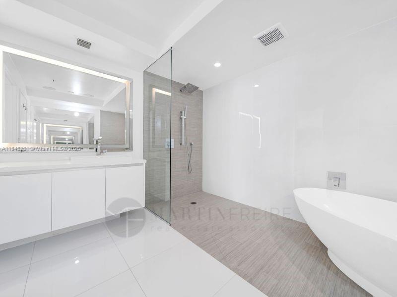 Building Photo - 300 Sunny Isles Blvd