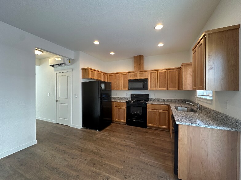 Building Photo - 675 NE Autumn Ridge Dr