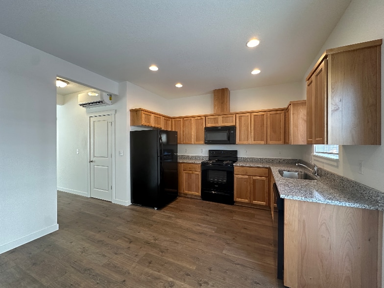 Building Photo - 681 NE Autumn Ridge Dr