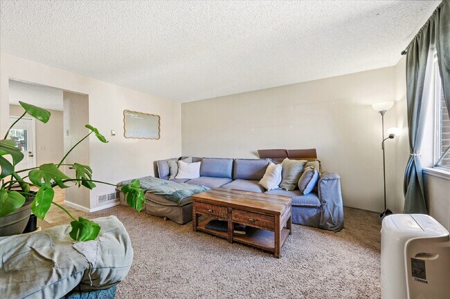 Building Photo - $1,695.95 - 2 Bed, 1 Bath Townhome In Denver with In Unit Laundry!