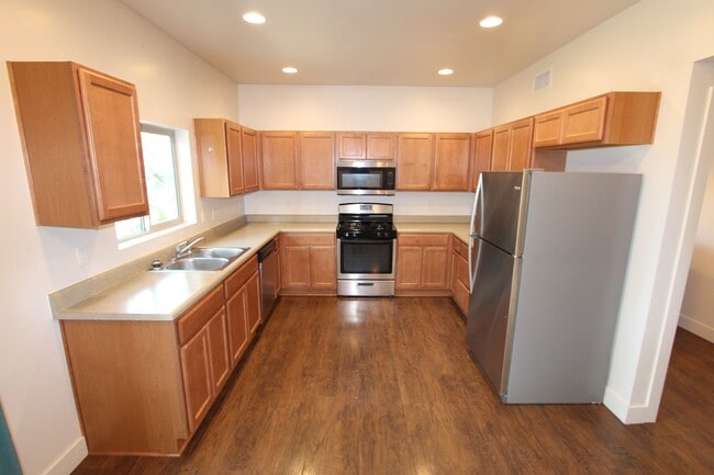 Building Photo - $500 OFF THE FIRST MONTHS RENT! Home in Mo...